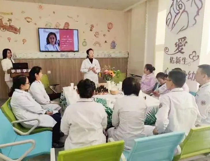 我院门诊二党支部开展“体验芬芳，心理阳光”主题党日活动